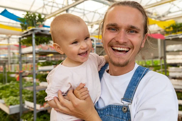 Father Young Farmer Daughter Selecting Plants Planting Big Garden Shop fotografii de stoc fără drepturi de autor
