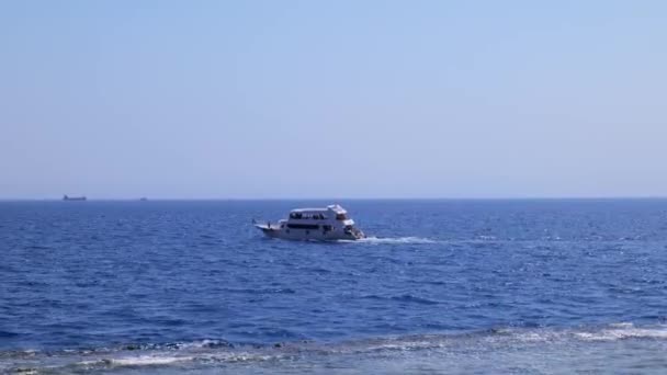Белая яхта с туристами плывет в открытом море — стоковое видео