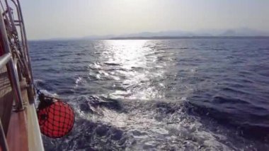 Geminin kıç tarafında. Deniz dalgalarını kesen geminin görüntüsü.