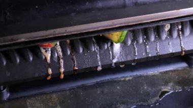 Yağ damlalarıyla yakın plan elektrikli ızgara. hayvan yağı