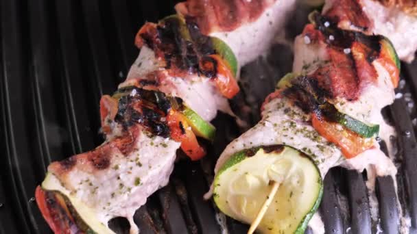 Shish kebab en un primer plano de parrilla eléctrica. parrilla barbacoa — Vídeos de Stock