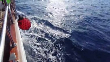Geminin kıç tarafında. Deniz dalgalarını kesen geminin görüntüsü.