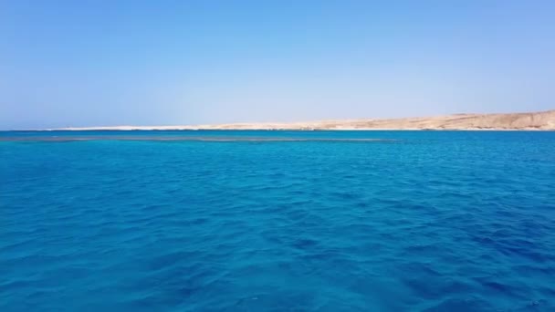 Θέα στο νησί των Τιράνων. Στην Αίγυπτο. Ερυθρά θάλασσα. — Αρχείο Βίντεο
