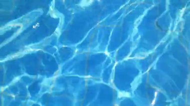 Suyun yüzeyinde güneşin parlaklığı. havuz suyu hareketi