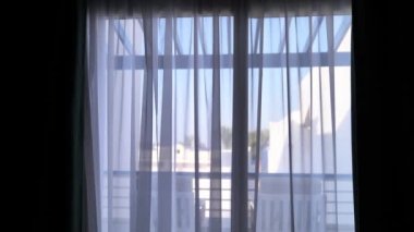 Otel penceresinden deniz kıyısı manzarası