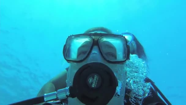 2021年10月エジプト。紅海。海での観光スキューバダイビング — ストック動画