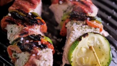 Elektrikli ızgarada şiş kebap. Mangal ızgarası