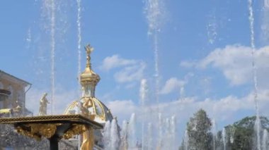 PETERHof, Aziz PETERSBURG, RUSSIA-HAZİRAN 2021 Çeşmenin fıskiyeleri, Peterhof 'da mavi gökyüzüne karşı