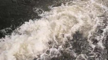 Nehirde su jetim çok yavaş. Teknenin yarattığı dalgalara bak.