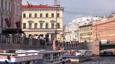 - Rusya. Saint Petersburg Temmuz 2021. Şehir trafiği. Yaya geçidi. Arabaların hareketi. Tarihi Binalar