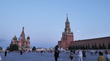- Rusya. Moskova Temmuz 2021. Akşamları Kızıl Meydan 'da. İnsanlar şehirde dolaşıyor. Yavaş çekim