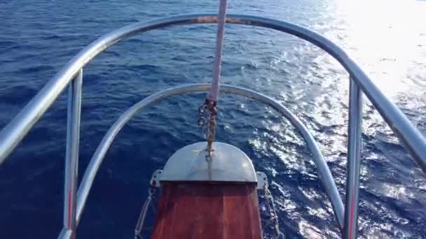 Dziób statku. luksusowy jacht na morzu w Egipcie — Wideo stockowe