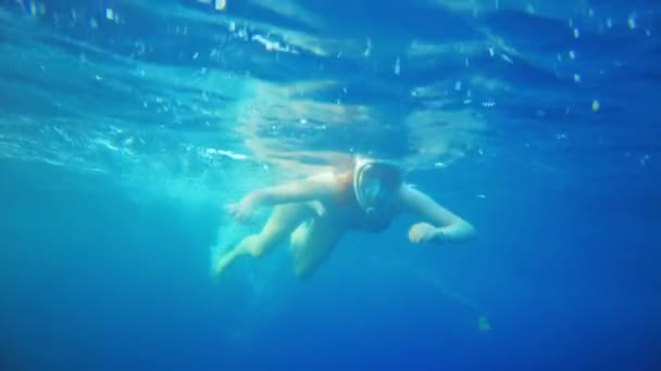 Šnorchlovací holka. dívka plave v mělké vodě v Egyptě v masce — Stock video