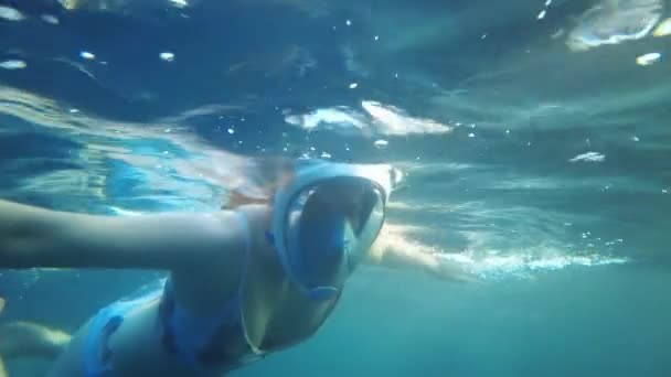 Šnorchlovací holka. dívka plave v mělké vodě v Egyptě v masce — Stock video