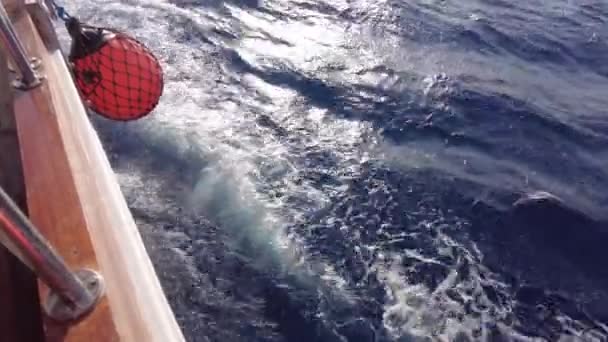 Abordar un barco en el mar. vista al mar desde el barco — Vídeos de Stock