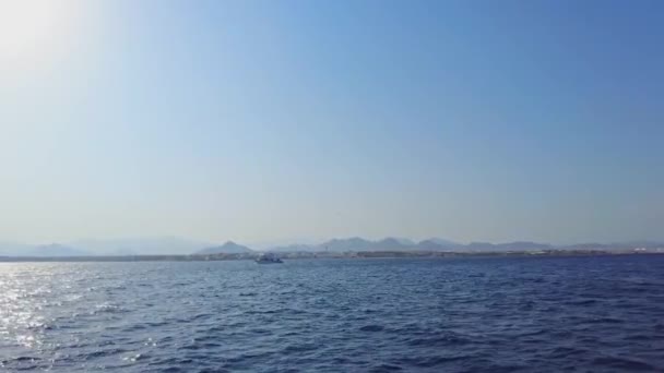 바다에서 올라온 날카로운 엘 셰이크의 모습. 기유 트 휴양지 — 비디오