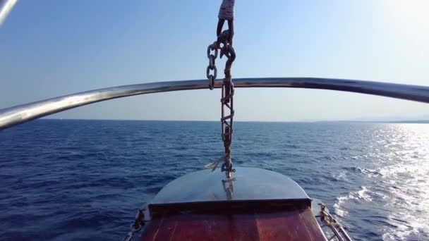 Лук корабля. роскошная яхта в море в Египте — стоковое видео