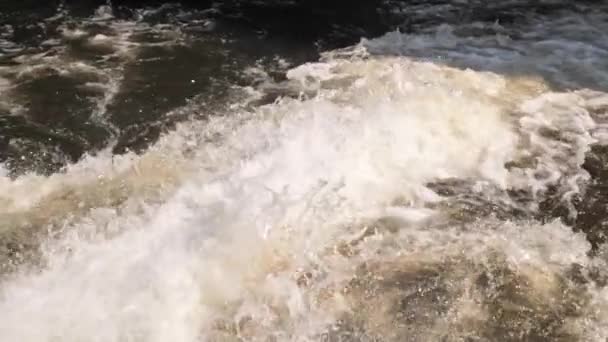 Super lento mi chorro de agua en el río. Vista de las olas creadas por el barco — Vídeos de Stock