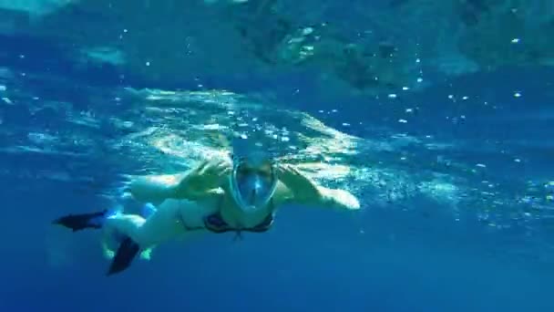 Snorklande flicka. flicka simmar i grunt vatten i egypt bär en mask — Stockvideo