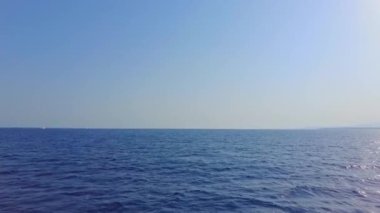 Kızıl denizin mavi dalgaları. Hareket eden bir tekneden görüntü