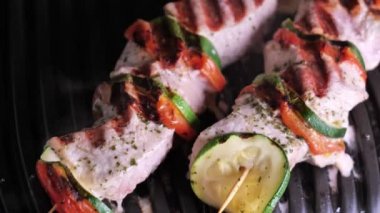 Elektrikli ızgarada şiş kebap. Mangal ızgarası