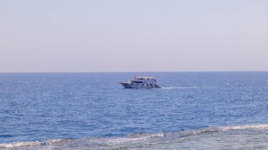 Kızıl denizdeki tekne. Turistlerle dolu bir tekne..