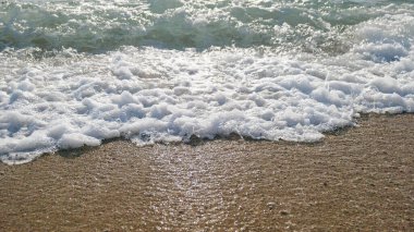 Kızıl denizde kumlu bir sahilde deniz sörfü. dalga yakın çekim.