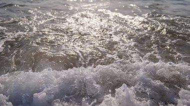 Kızıl denizde kumlu bir sahilde deniz sörfü. dalga yakın çekim.