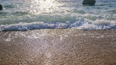 Kızıl denizde kumlu bir sahilde deniz sörfü. dalga yakın çekim.