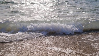 Kızıl denizde kumlu bir sahilde deniz sörfü. dalga yakın çekim.