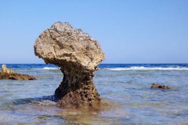Kızıl denizde kumlu bir sahilde deniz sörfü. dalga yakın çekim.