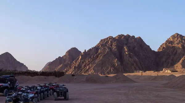 Sina dağlarının karşısındaki Mısır 'da rafting. Çöl arabası. — Stok fotoğraf
