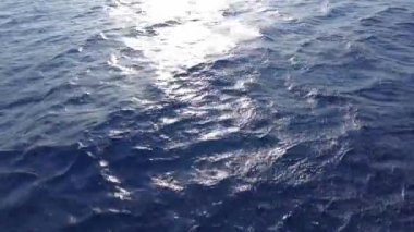 Kızıl denizin mavi dalgaları. Hareket eden bir tekneden görüntü