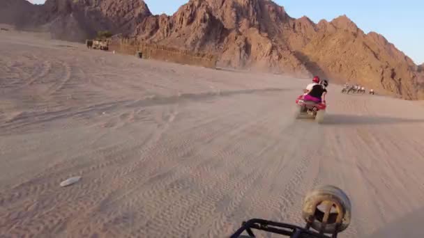 Atvエジプトでの乗馬最初の人のビュー — ストック動画