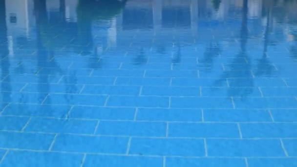 水の表面に太陽のまぶしさ プールの水の動き — ストック動画
