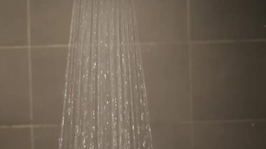 Duşta su damlaları kapanır. Banyo detaylarını yakın çekim. Yavaş çekim