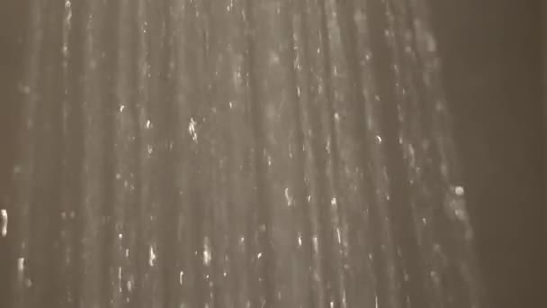 Vatten droppar nära upp i duschen. baddetaljer närbild. långsam mobilitet — Stockvideo