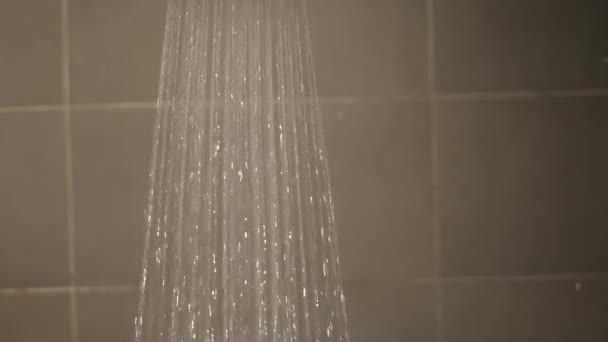 Gotas de agua cerca en la ducha. detalles del baño de cerca. lento mo — Vídeo de stock