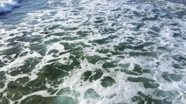 Dalgalar deniz plajı makrosu, kapatın.