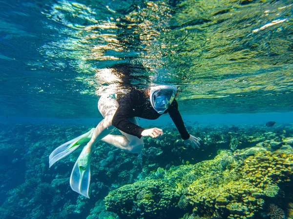 少女は海でシュノーケリングに従事しています 仮面の少女は水中で泳ぎ — ストック写真