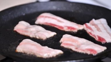 Kahvaltı hazırlıyorum. Domuz pastırması yavaş çekimde kızartılıyor.