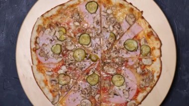 Pizza üstü manzaralı. Pizzayı yakın plan çevirme
