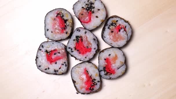 Sushi Rollen Färben Nahaufnahme Slow — Stockvideo