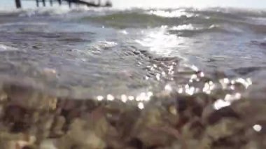 Deniz sahilinde dalgaların yakın çekim yavaş çekim