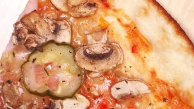 Pizza üstü manzaralı. Bir dilim pizzayı yakın plan çekiyoruz.