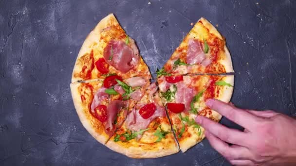 - Pizza. Hareket animasyonunu durdur. Pizza dilimlerinin hareketi üst görünümü değiştirir — Stok video