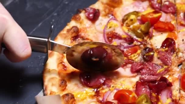 Close Pizza Snijden Met Een Rond Mes Slow Motion Camerabeweging — Stockvideo