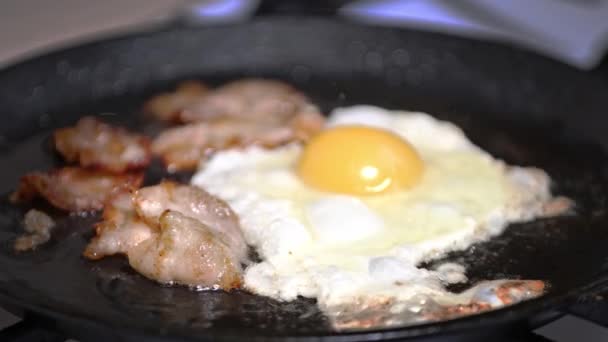 Förbereda Frukost Steker Bacon Närbild Slow — Stockvideo