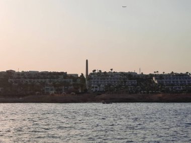 Sharm El Sheikh 'deki sahil ve kızıl deniz manzarası, Mısır, Sina.