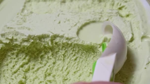 冰淇淋勺 制作一勺开心果冰淇淋 — 图库视频影像